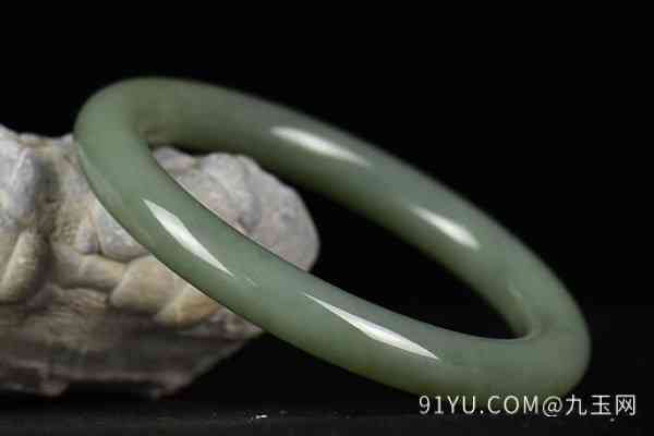 青玉和田玉手鐲的收藏市場表現與潛力分析